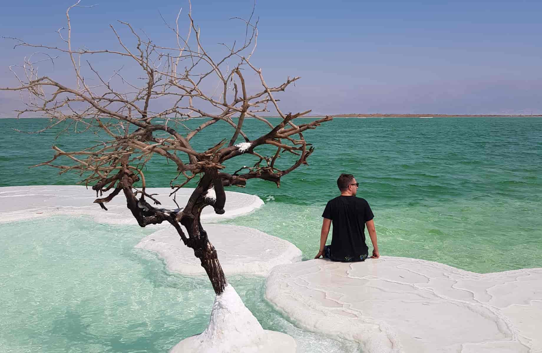мужчина возле Мертвого моря