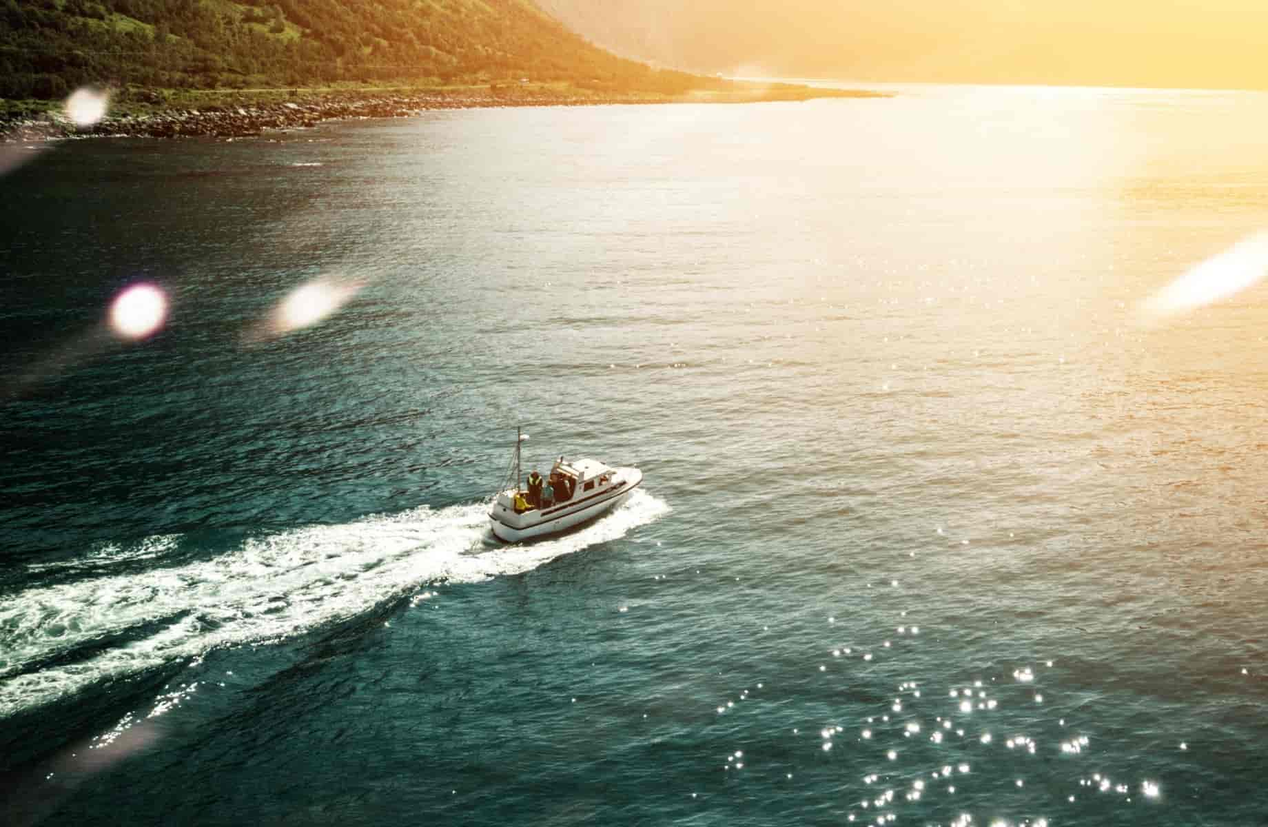 лодка в море